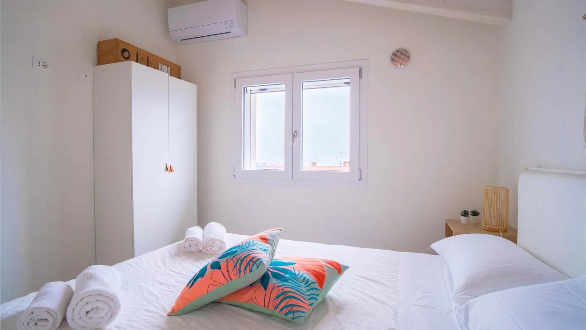 Penthouse Iseo Lake View - Free Wi-Fi And Private Parking Included Sale Marasino 0*,  Itália