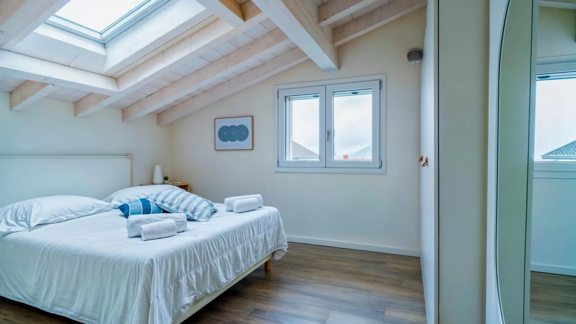 Penthouse Iseo Lake View - Free Wi-Fi And Private Parking Included Sale Marasino 0*,  Itália